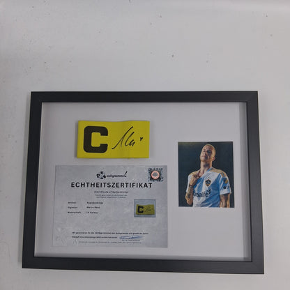 Brazalete de capitán de Marco Reus firmado en un marco con certificado de autenticidad del LA Galaxy.