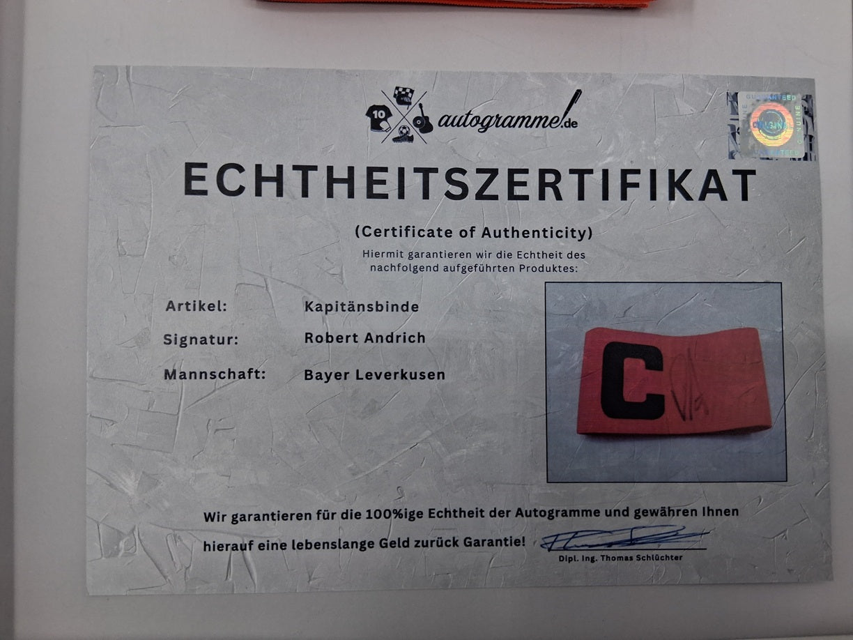 Kapitänsbinde Robert Andrich signiert im Rahmen Bayer 04 Leverkusen Autogramm