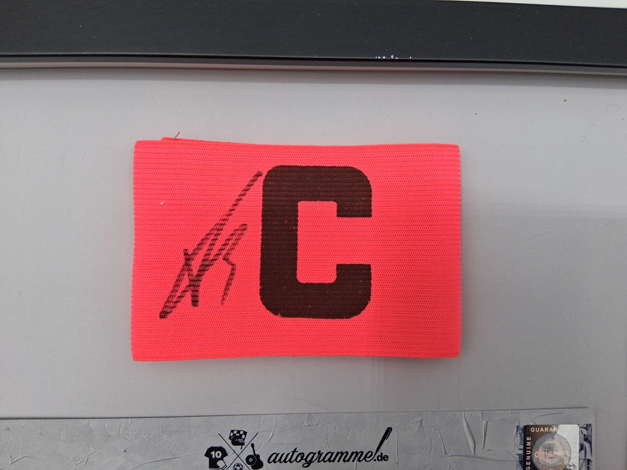 Kapitänsbinde Xavi Simons signiert im Rahmen Niederlande Autogramm