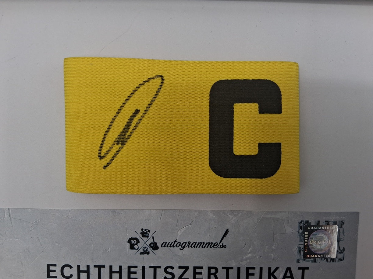 Brazalete de capitán firmado por Nico Schlotterbeck en un marco COA de Alemania