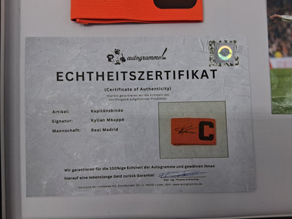 Kapitänsbinde Kylian Mbappe signiert im Rahmen Real Madrid COA Autogramm