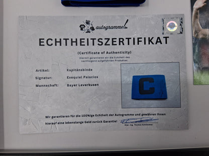 Kapitänsbinde Exequiel Palacios signiert im Rahmen Autogramm Bayer 04 Leverkusen