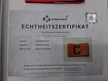 Kapitänsbinde Jamal Musiala signiert im Rahmen Bayern München Autogramm