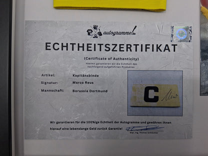 Brazalete de capitán de Marco Reus firmado en un marco con certificado de autenticidad del LA Galaxy.