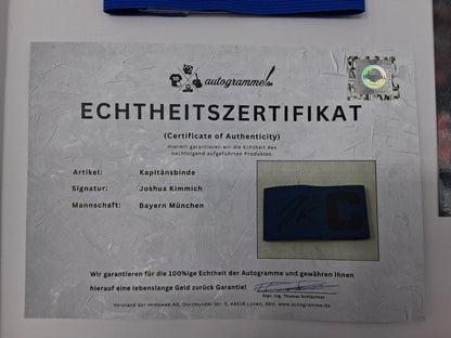 Kapitänsbinde Joshua Kimmich signiert im Rahmen Bayern München Autogramm