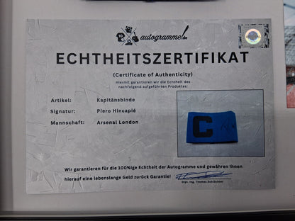 Kapitänsbinde Piero Hincapié signiert im Rahmen Autogramm Bayer 04 Leverkusen