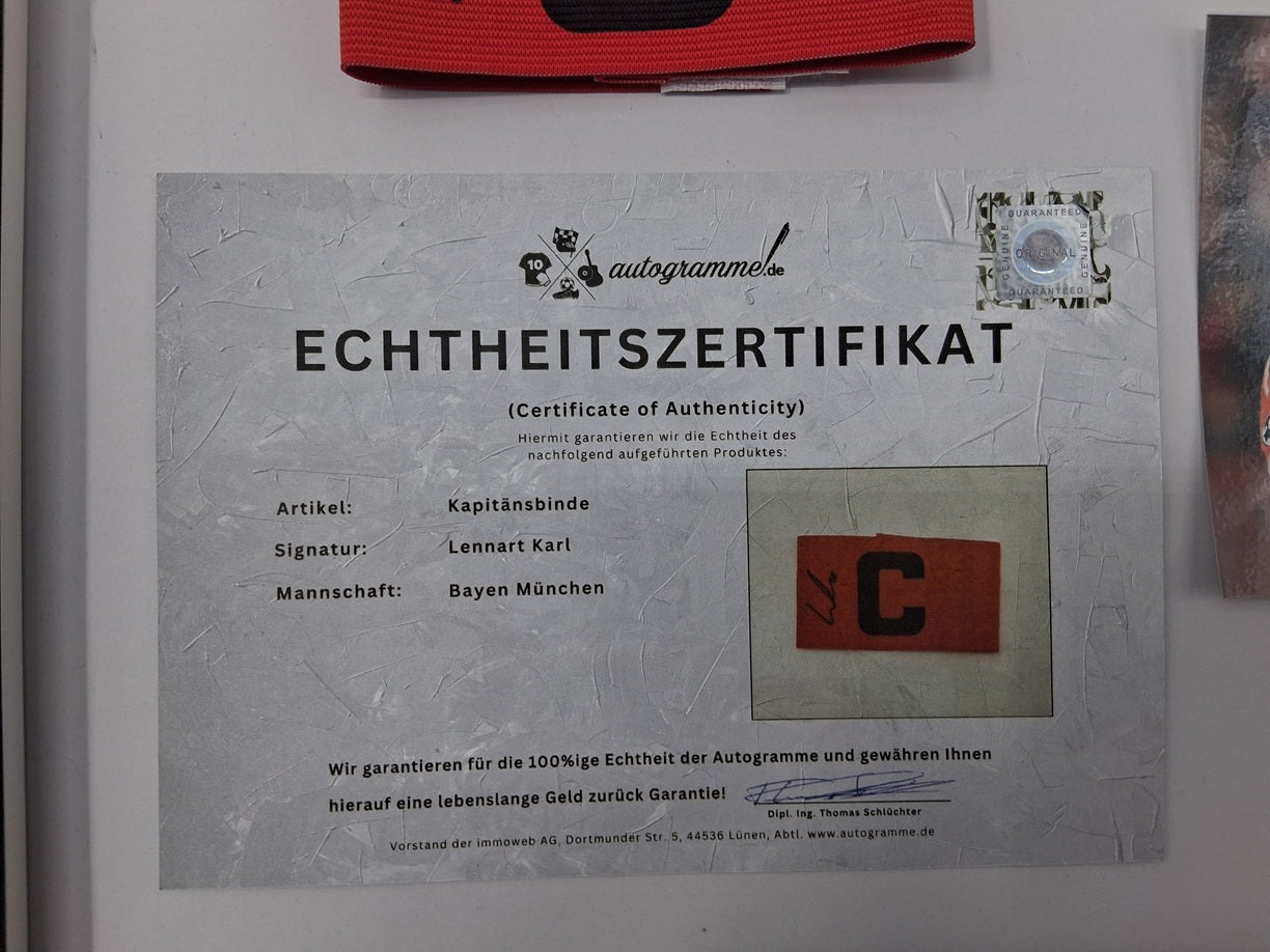Kapitänsbinde Lennart Karl signiert im Rahmen Bayern München Autogramm