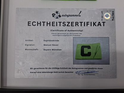 Kapitänsbinde Manuel Neuer signiert im Rahmen Bayern München Fußball Autogramm