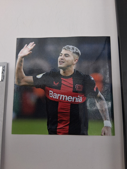 Kapitänsbinde Exequiel Palacios signiert im Rahmen Autogramm Bayer 04 Leverkusen