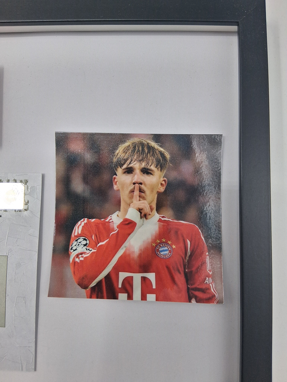 Kapitänsbinde Lennart Karl signiert im Rahmen Bayern München Autogramm