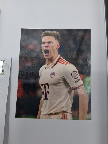 Kapitänsbinde Joshua Kimmich signiert im Rahmen Bayern München Autogramm