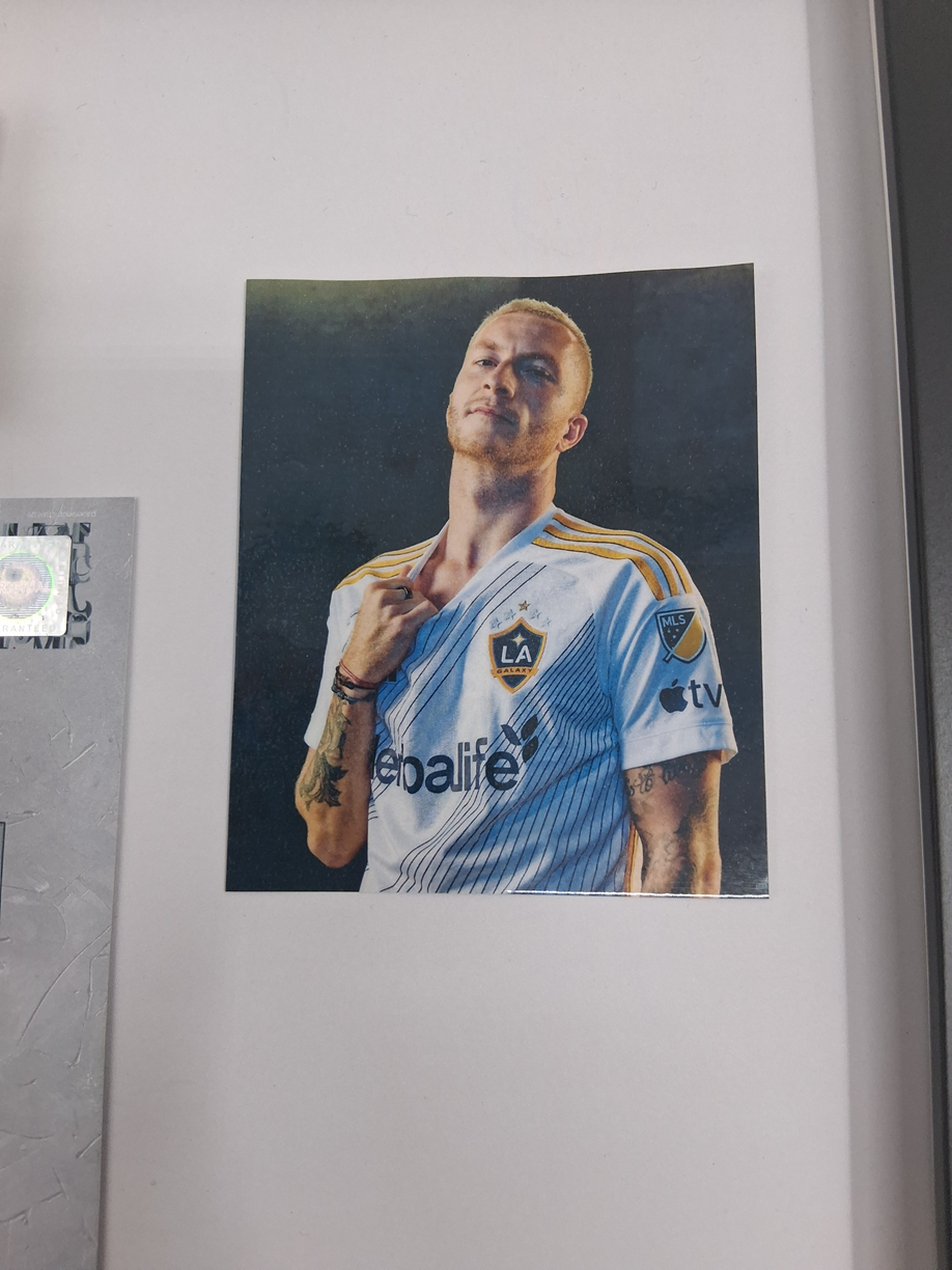 Brazalete de capitán de Marco Reus firmado en un marco con certificado de autenticidad del LA Galaxy.