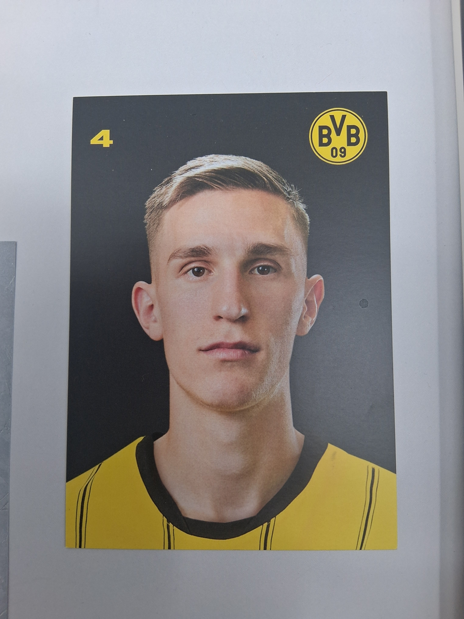 Brazalete de capitán firmado por Nico Schlotterbeck en un marco COA de Alemania