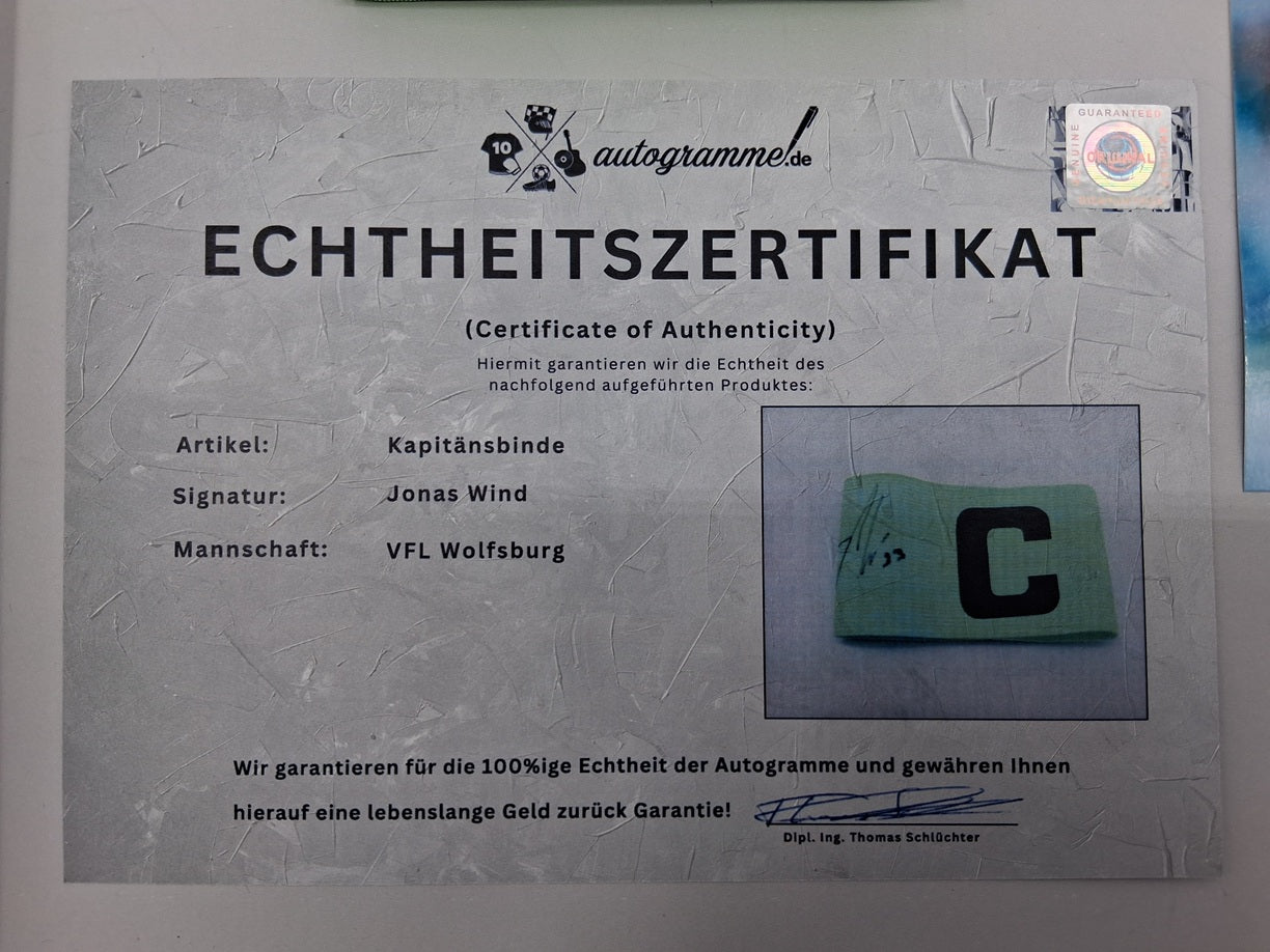 Kapitänsbinde Jonas Wind signiert im Rahmen Wolfsburg Autogramm COA