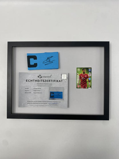 Kapitänsbinde Serge Gnabry signiert im Rahmen Bayern München Fußball Autogramm