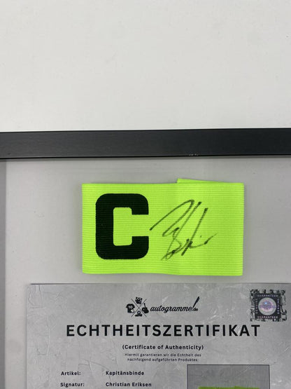 Brazalete de capitán firmado por Christian Eriksen enmarcado. Autógrafo de Dinamarca.