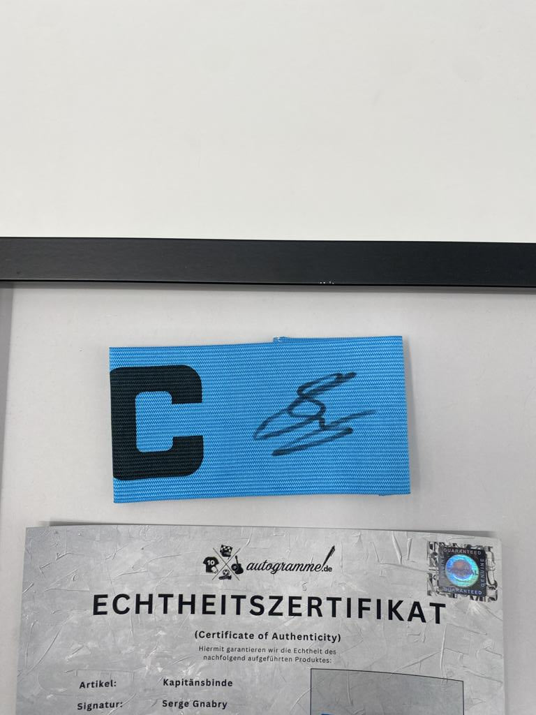Kapitänsbinde Serge Gnabry signiert im Rahmen Bayern München Fußball Autogramm