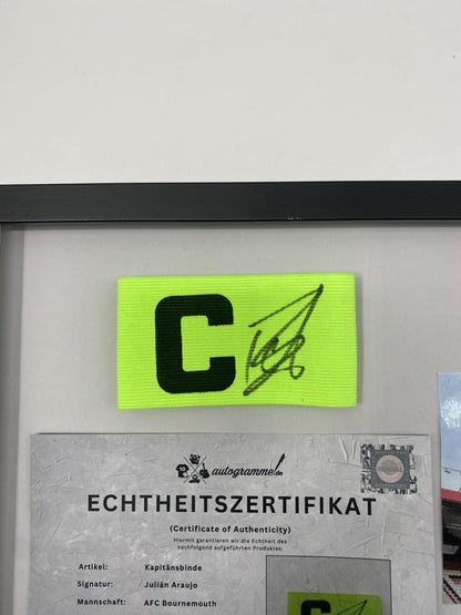 Kapitänsbinde Julian Araujo signiert im Rahmen AFC Bournemouth Fußball Autogramm