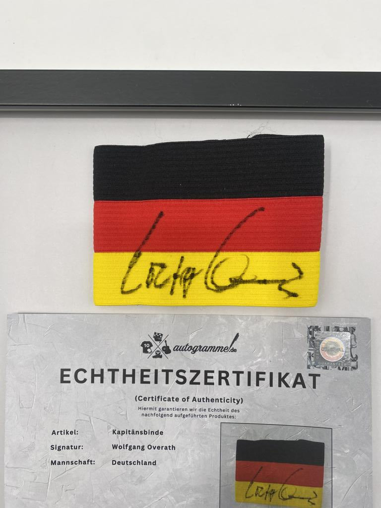 Kapitänsbinde Wolfgang Overath signiert im Rahmen Deutschland Autogramm COA