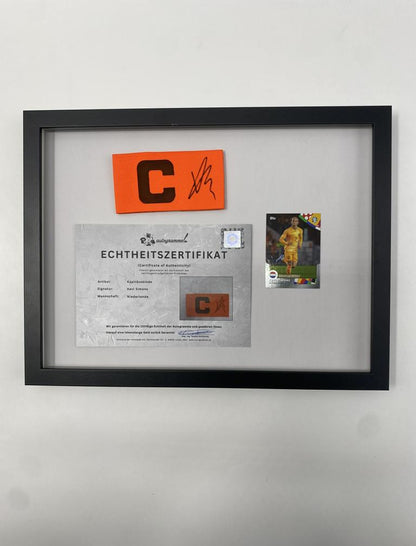 Kapitänsbinde Xavi Simons signiert im Rahmen Niederlande Autogramm