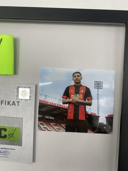 Kapitänsbinde Julian Araujo signiert im Rahmen AFC Bournemouth Fußball Autogramm