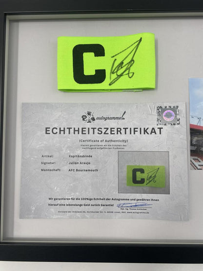 Kapitänsbinde Julian Araujo signiert im Rahmen AFC Bournemouth Fußball Autogramm