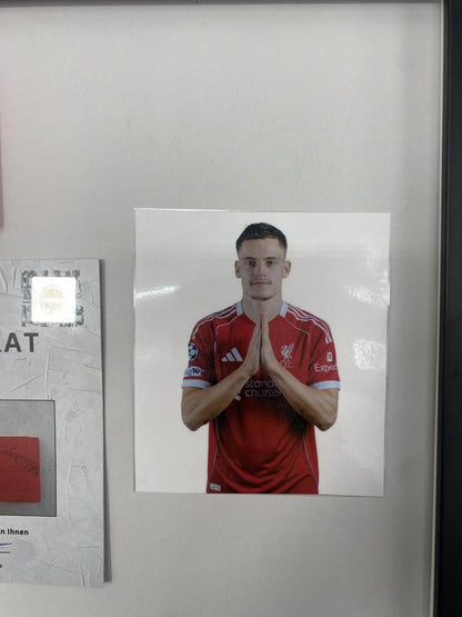 Kapitänsbinde Florian Wirtz signiert im Rahmen FC Liverpool Autogramm