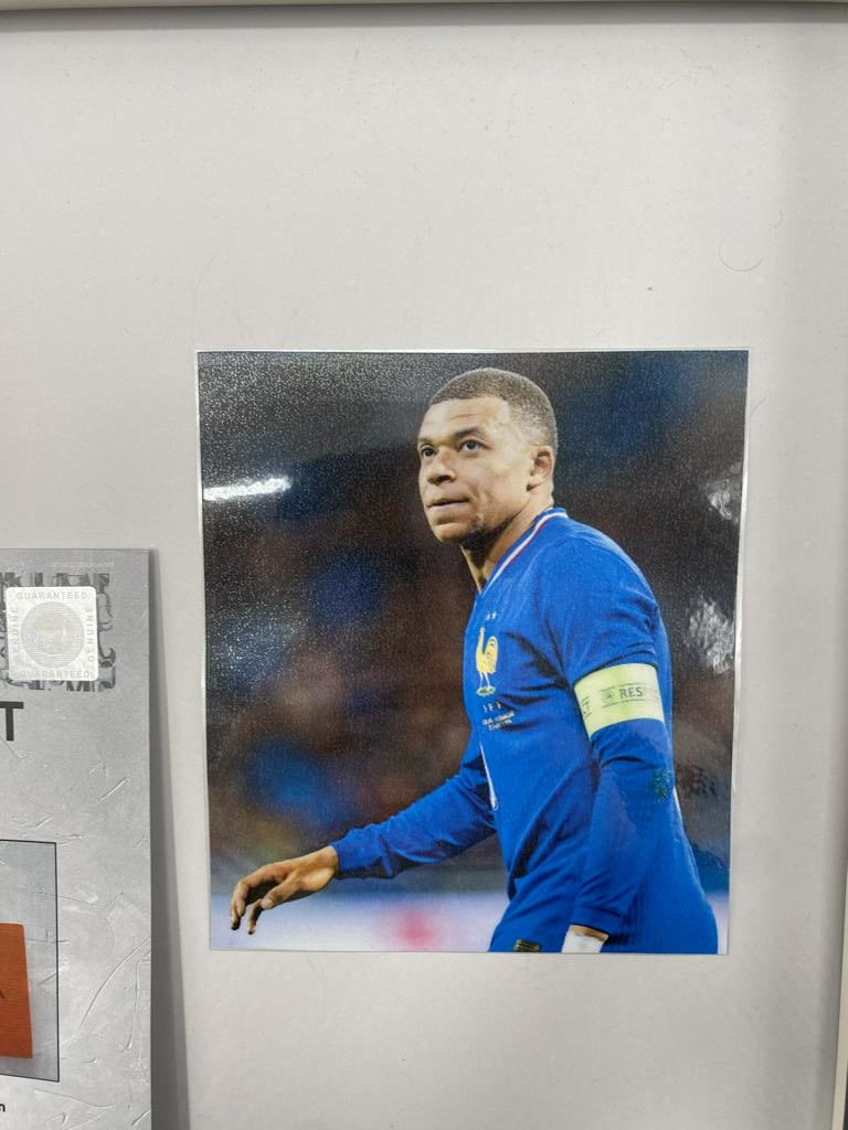 Kapitänsbinde Kylian Mbappé signiert im Rahmen Frankreich COA Autogramm