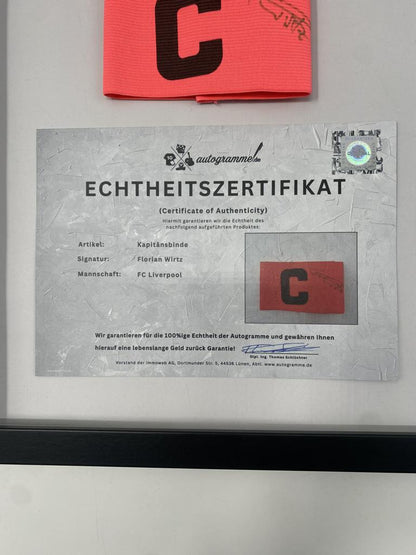 Kapitänsbinde Florian Wirtz signiert im Rahmen FC Liverpool Autogramm