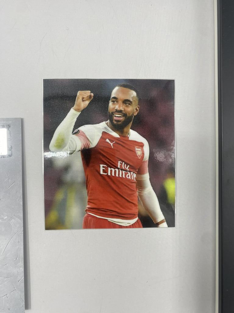 Kapitänsbinde Alexander Lacazette signiert im Rahmen FC Arsenal Autogramm COA