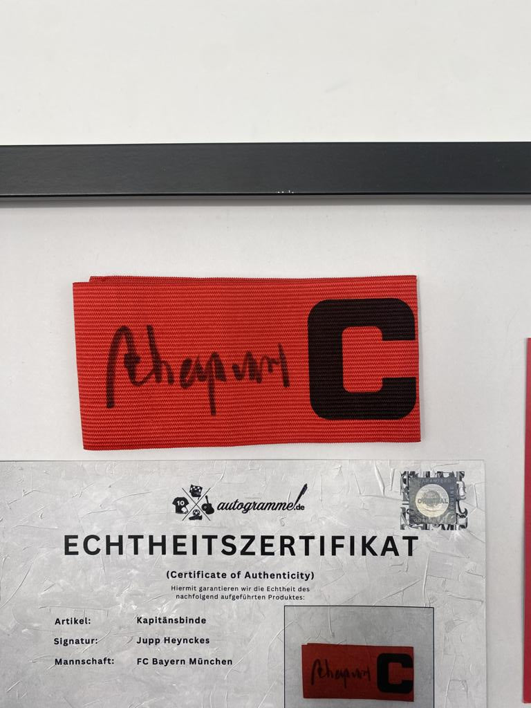 Kapitänsbinde Jupp Heynckes signiert im Rahmen Bayern München Autogramm Fußball