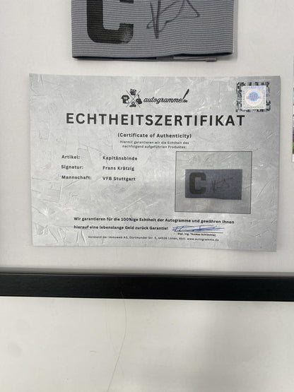 Kapitänsbinde Frans Krätzig signiert im Rahmen VFB Stuttgart Fußball Autogramm