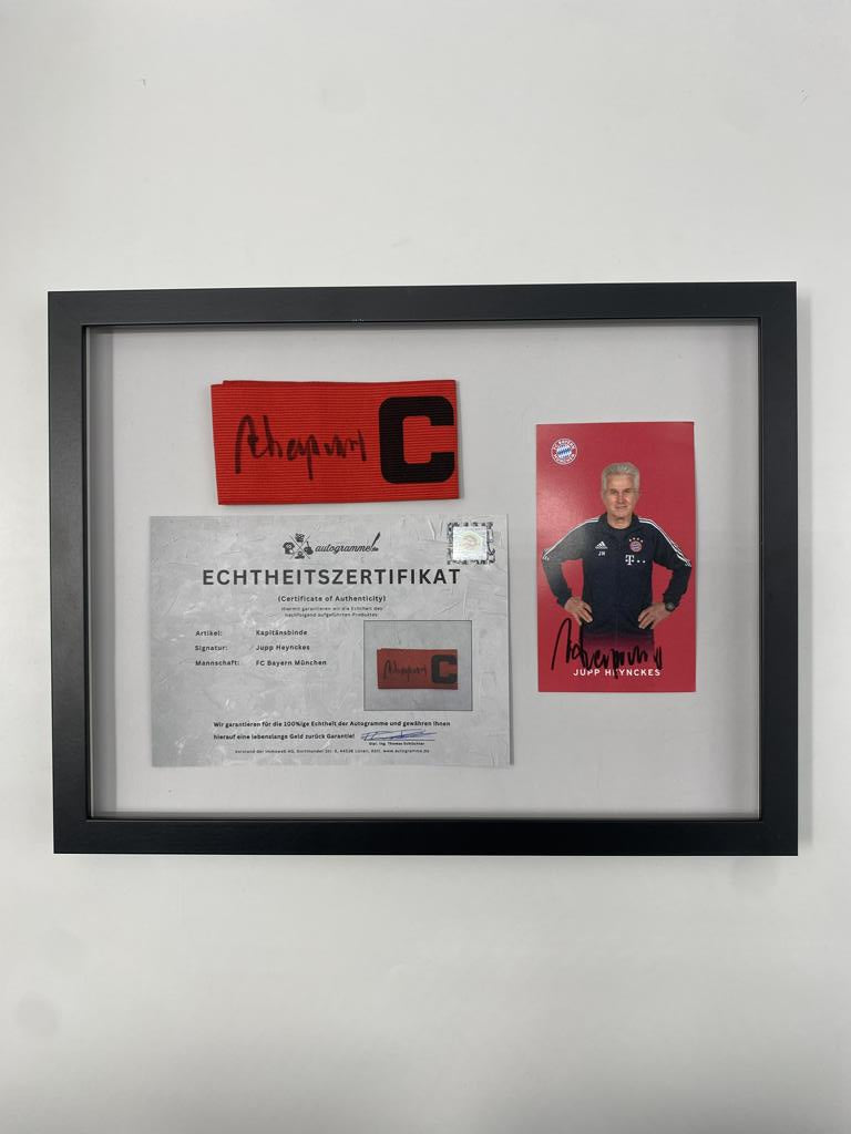 Kapitänsbinde Jupp Heynckes signiert im Rahmen Bayern München Autogramm Fußball