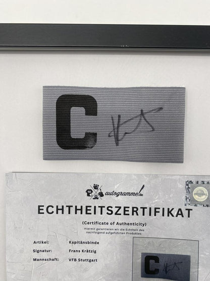 Kapitänsbinde Frans Krätzig signiert im Rahmen VFB Stuttgart Fußball Autogramm