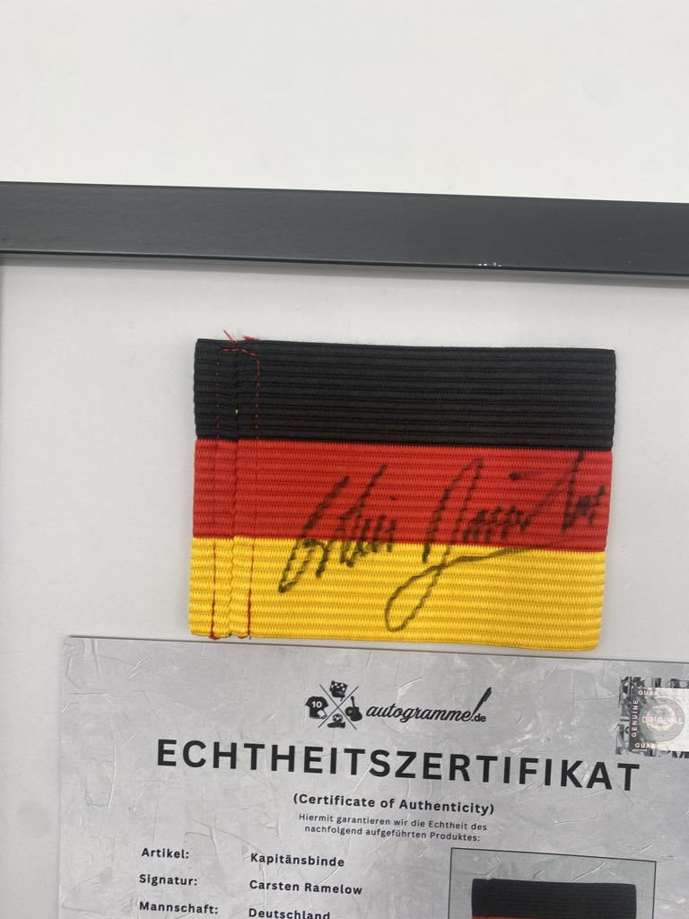 Kapitänsbinde Carsten Ramelow signiert im Rahmen Deutschland Autogramm