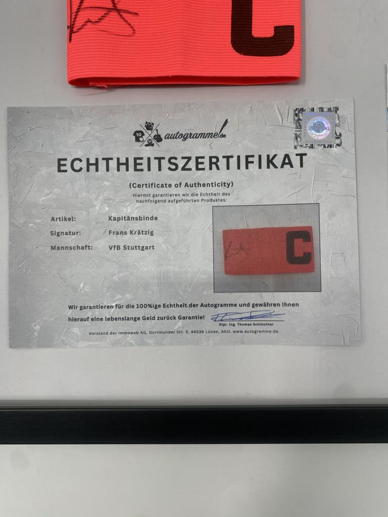 Kapitänsbinde Frans Krätzig signiert im Rahmen VFB Stuttgart Fußball Autogramm