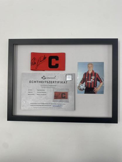 Kapitänsbinde Carsten Ramelow signiert im Rahmen Bayer 04 Leverkusen Autogramm