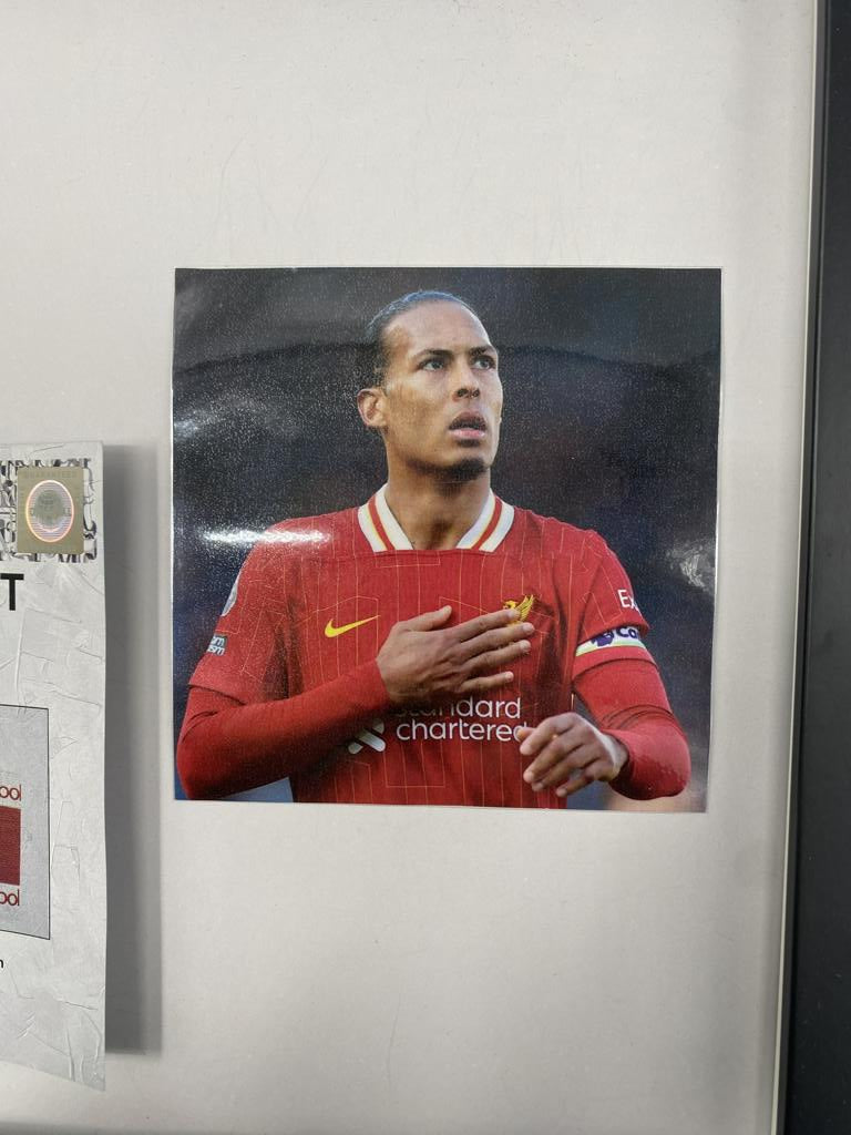 Kapitänsbinde Virgil van Dijk signiert im Rahmen FC Liverpool Autogramm