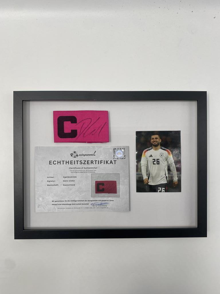 Brazalete de capitán firmado por Deniz Undav como parte de un autógrafo de la selección alemana de fútbol.