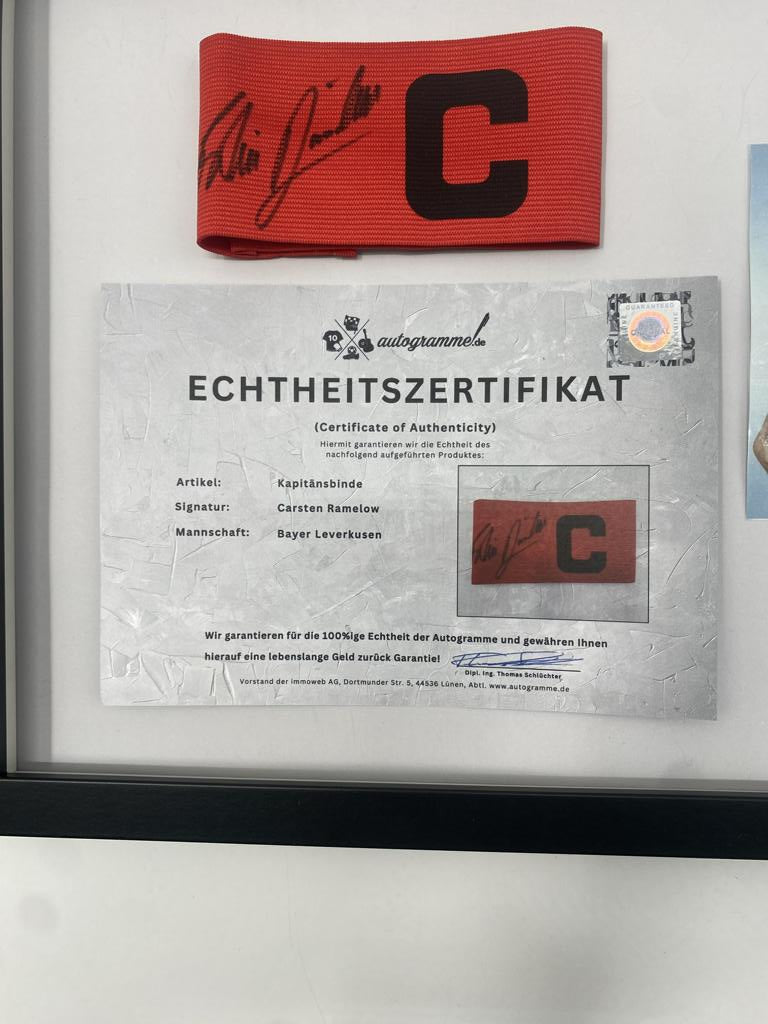 Kapitänsbinde Carsten Ramelow signiert im Rahmen Bayer 04 Leverkusen Autogramm