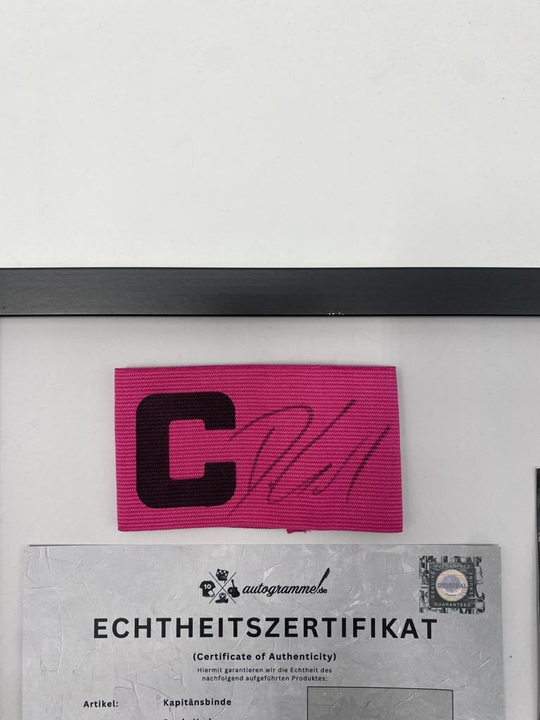 Brazalete de capitán firmado por Deniz Undav como parte de un autógrafo de la selección alemana de fútbol.