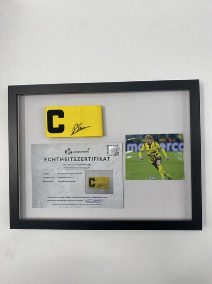 Kapitänsbinde Daniel Svensson signiert im Rahmen Borussia Dortmund COA