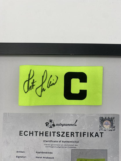 Brazalete de capitán firmado por Horst Hrubesch en un marco, autógrafo COA del Hamburger SV