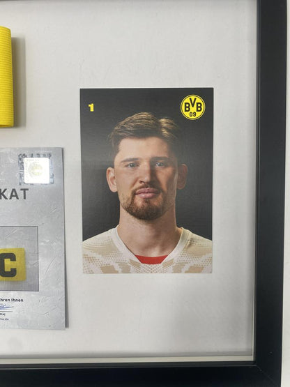 Kapitänsbinde Gregor Kobel signiert im Rahmen Borussia Dortmund COA Fußball