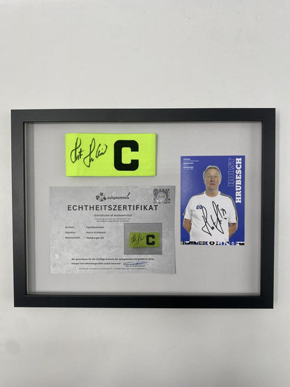 Brazalete de capitán firmado por Horst Hrubesch en un marco, autógrafo COA del Hamburger SV