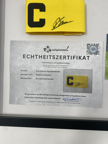 Kapitänsbinde Daniel Svensson signiert im Rahmen Borussia Dortmund COA
