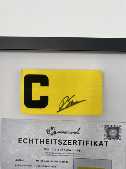 Kapitänsbinde Daniel Svensson signiert im Rahmen Borussia Dortmund COA