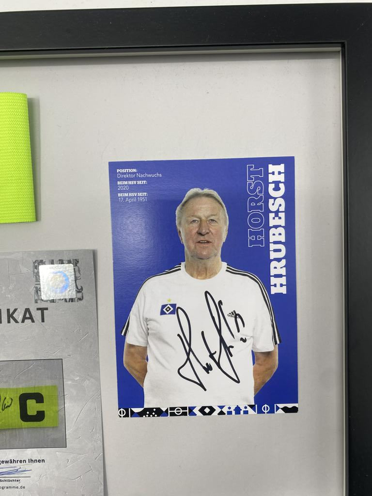 Brazalete de capitán firmado por Horst Hrubesch en un marco, autógrafo COA del Hamburger SV
