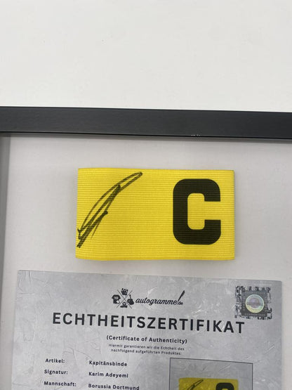 Kapitänsbinde Karim Adeyemi signiert im Rahmen Borussia Dortmund Autogramm COA
