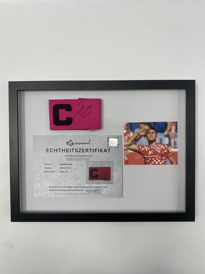 Brazalete de capitán Nadiem Amiri firmado en un marco Autógrafo del Main 05